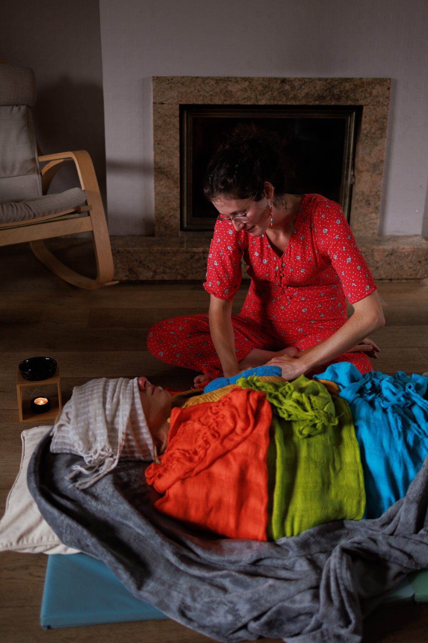 une doula, masse une autre femme lors d'un soin rebozo