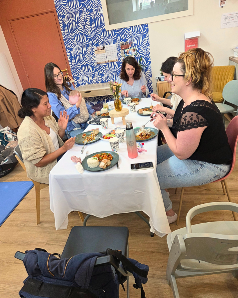 des mamans discutent autour d'un repas