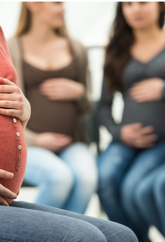 De part ma propre expérience de maman, j'ai choisi d'accompagner tout particulièrement la femme enceinte et en post-partum à l'aide de mes outils en naturopathie et en réflexologie. J'ai à cœur de-8